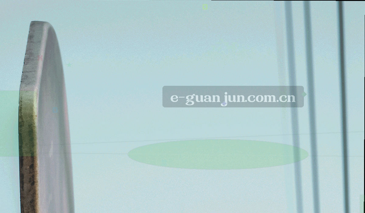 同一栏目在手机屏幕与桌面屏幕上的并排对照图，两侧栏目顺序一致
